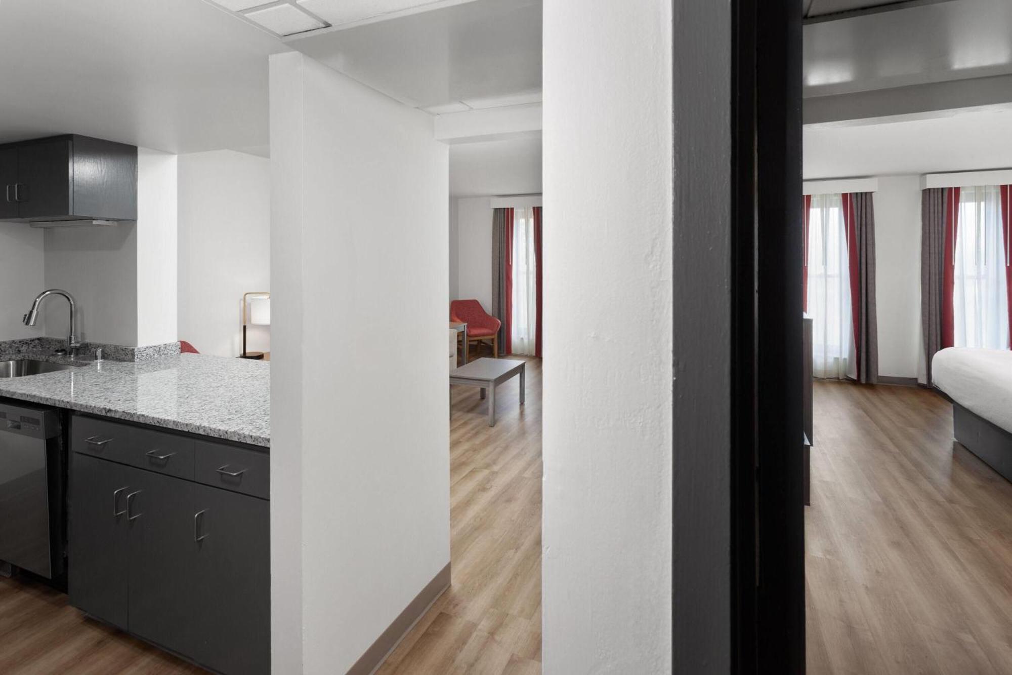 מלון Ramada By Wyndham מילווקי מראה חיצוני תמונה